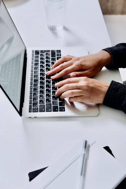 Business-Strategie-und-Marketing-Christine-Brode-Strategin_Laptop Business-Strategie-und-Marketing-Christine-Brode-Strategin_Laptop